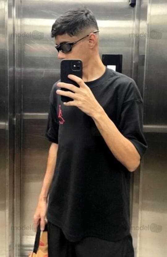 Garoto com local